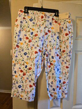St. John's Bay Size 16 capri, NWT, white with floral print